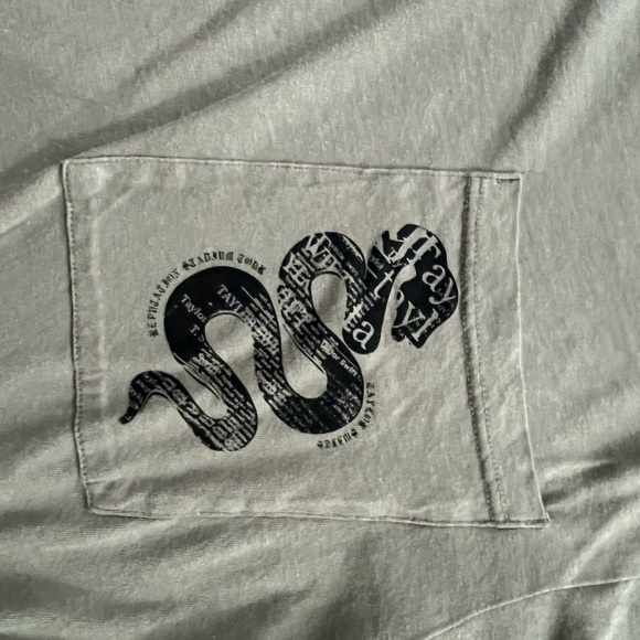 Taylor Swift Reputation stadium tour shirt - Picture 5 of 9